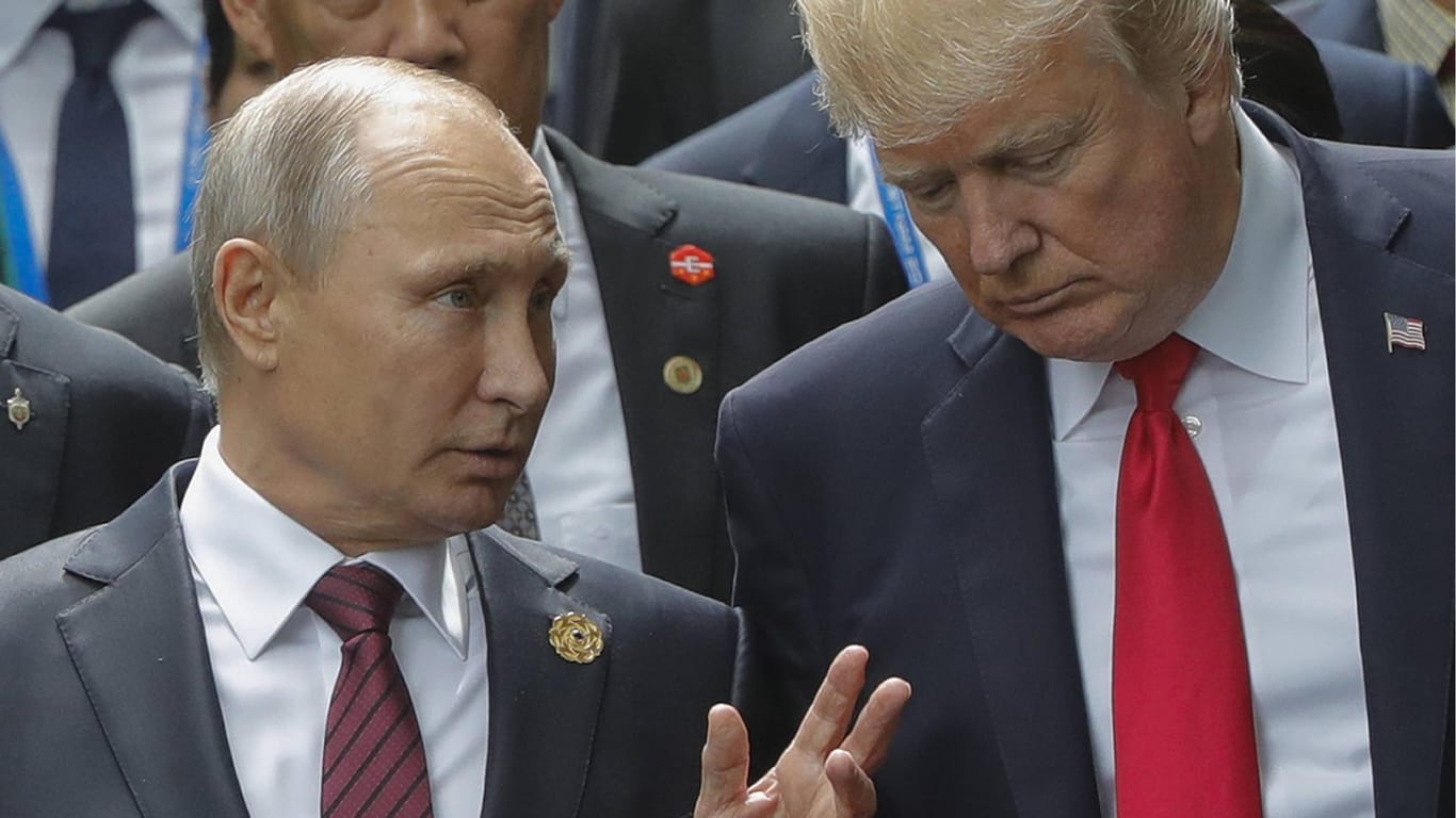 Wladimir Putin (l.) und Donald Trump beim APEC-Gipfel in Vietnam im November: "Was kann ich tun? Er wird das vielleicht dementieren."