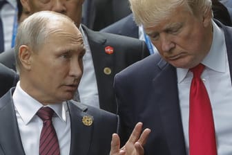 Wladimir Putin (l.) und Donald Trump beim APEC-Gipfel in Vietnam im November: "Was kann ich tun? Er wird das vielleicht dementieren."