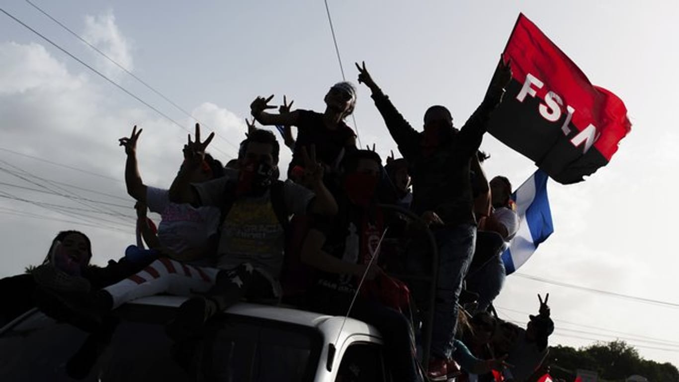 Sandinistische Unterstützer warten in Masaya auf die Ankunft von Daniel Ortega, Präsident Nicaraguas.