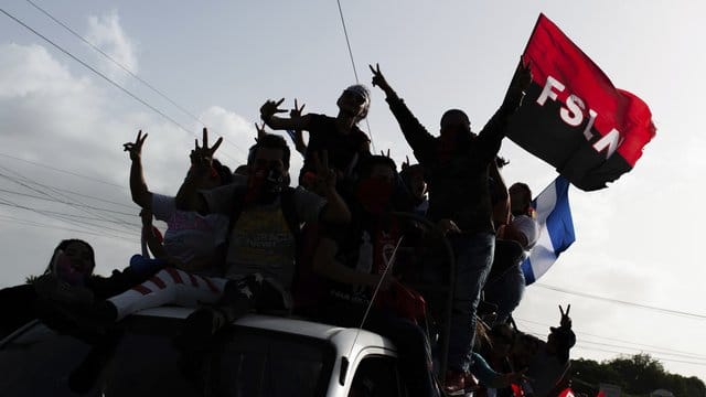 Sandinistische Unterstützer warten in Masaya auf die Ankunft von Daniel Ortega, Präsident Nicaraguas. Sandinistische Unterstützer warten in Masaya auf die Ankunft von Daniel Ortega, Präsident Nicaraguas.