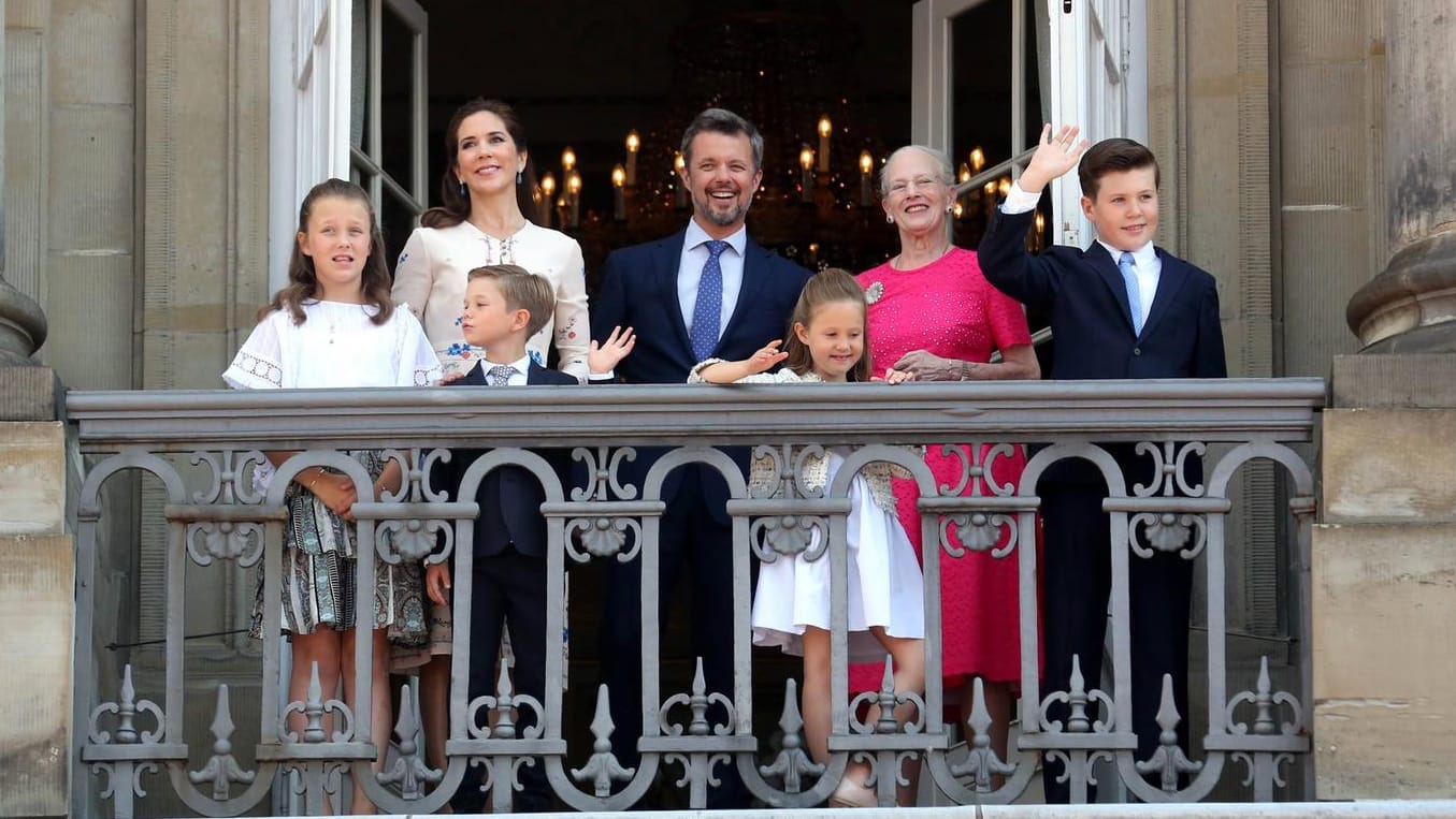 Ein Foto von Mai: Die dänische Königsfamilie auf dem Balkon des Palastes.