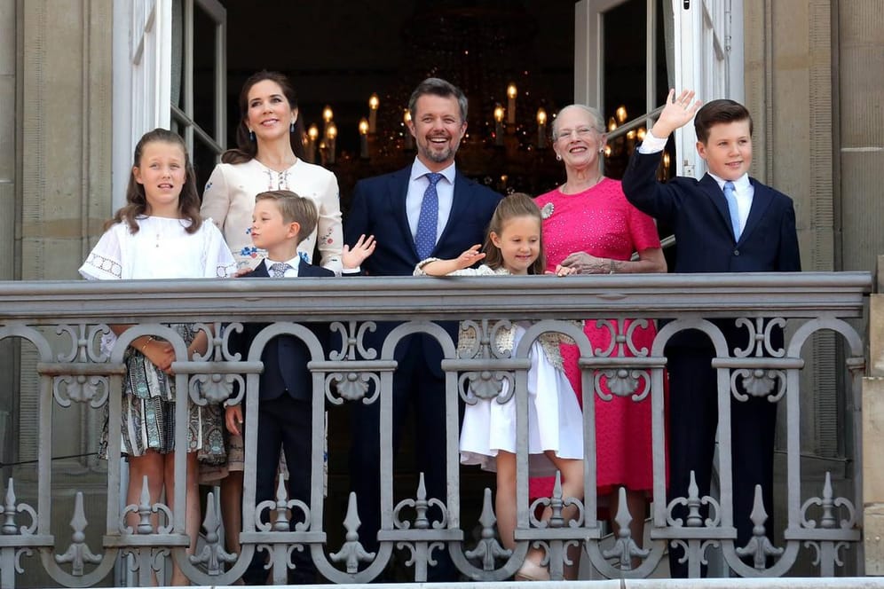 Ein Foto von Mai: Die dänische Königsfamilie auf dem Balkon des Palastes.