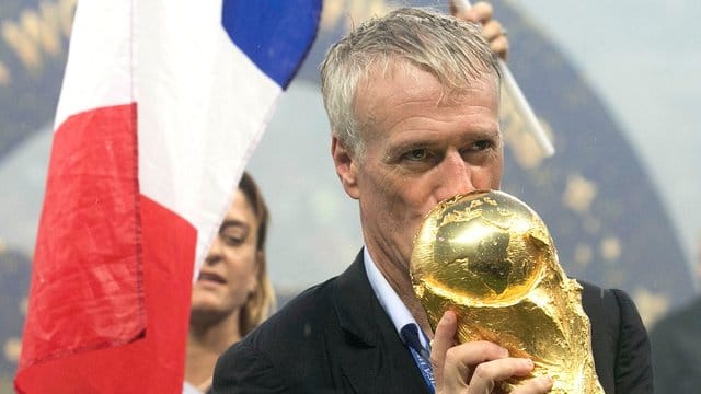 Will als Frankreichs Trainer weitermachen: Didier Deschamps küsst den WM-Pokal. Will als Frankreichs Trainer weitermachen: Didier Deschamps küsst den WM-Pokal.