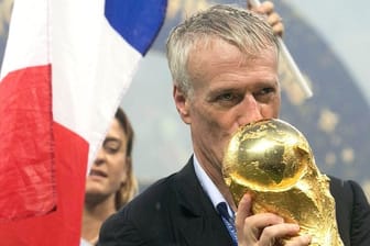 Will als Frankreichs Trainer weitermachen: Didier Deschamps küsst den WM-Pokal.