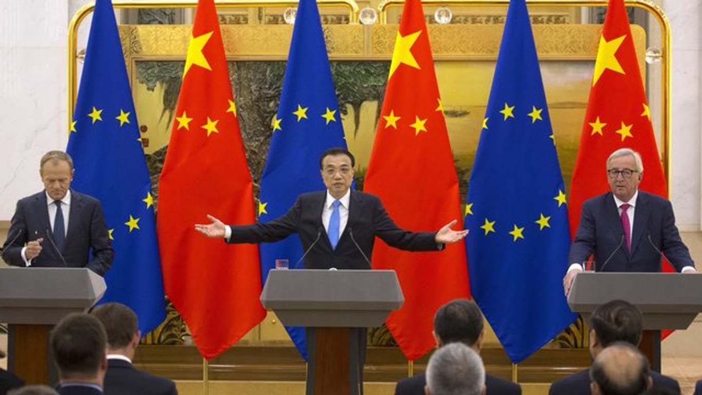 Chinas Ministerpräsident Li Keqiang (m.