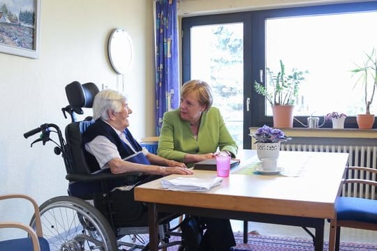 Bundeskanzlerin Angela Merkel besucht das Altenheim St.
