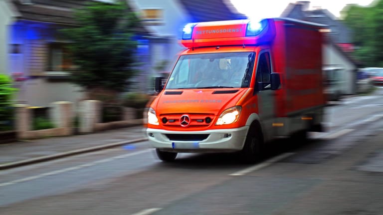 Ein Blitzschlag hat eine Polizistin schwer verletzt. Ein Hubschrauber beförderte die Frau ins Krankenhaus, nachdem ein Zeuge den Rettungsdienst alarmierte.