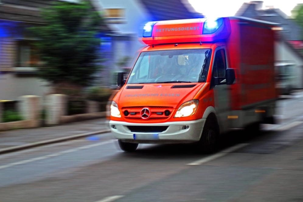 Ein Blitzschlag hat eine Polizistin schwer verletzt. Ein Hubschrauber beförderte die Frau ins Krankenhaus, nachdem ein Zeuge den Rettungsdienst alarmierte.