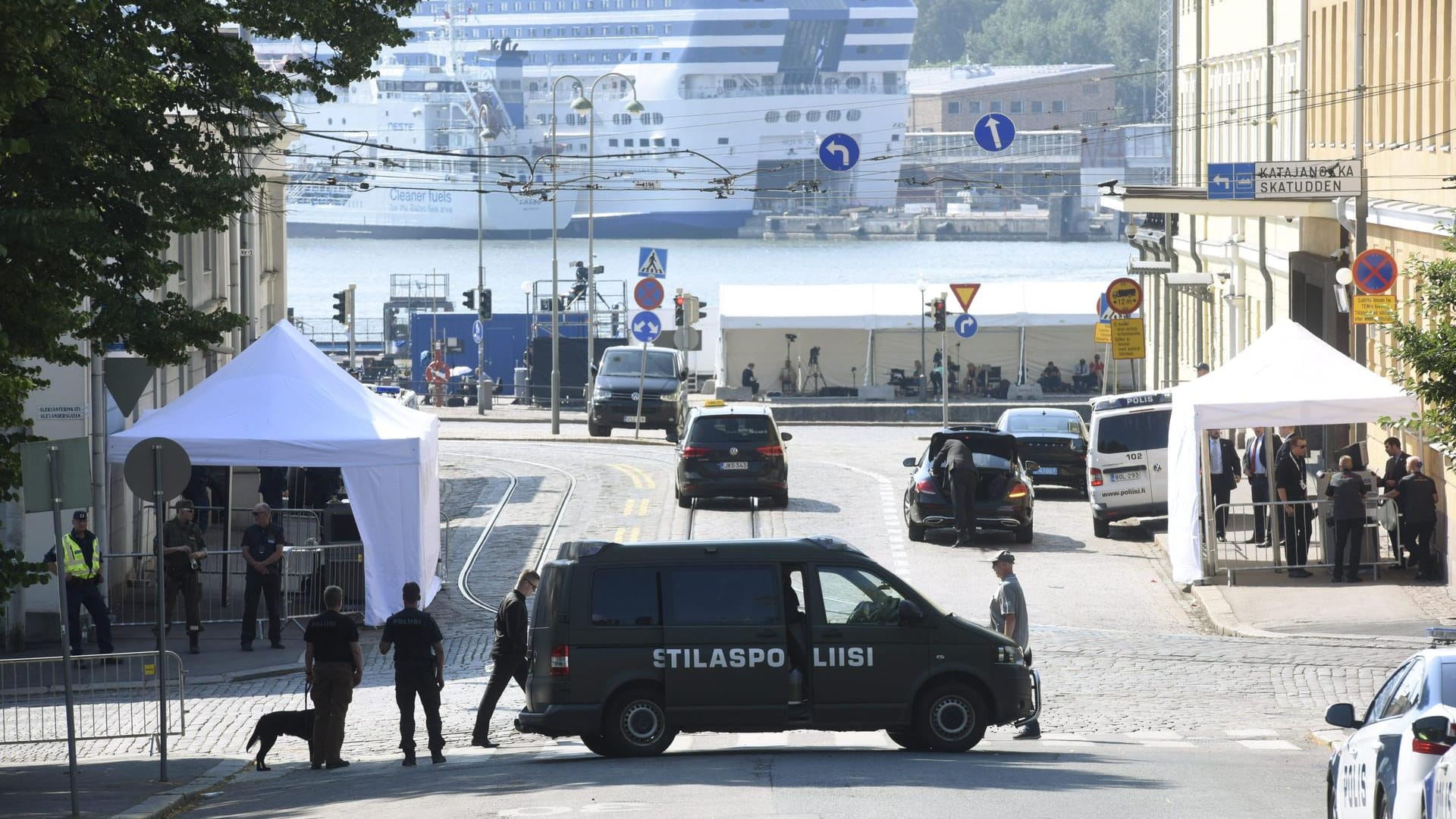 Finnland, Helsinki: Militäre und Polizei sichern das Areal um den Präsidentenpalast Stunden vor dem Gipfeltreffen. Hier treffen sich die Präsidenten von Russland und den USA, Putin und Trump, zu einem Gipfel.