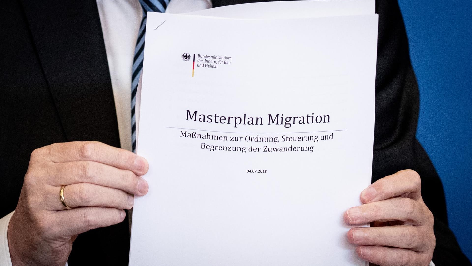 Bundesminister Horst Seehofer (CSU) bei der Vorstellung seines "Masterplan Migration" vorige Woche: Auf einer früheren Fassung des Papiers firmierte Seehofer als "Vorsitzender der Christlich-Sozialen Union".