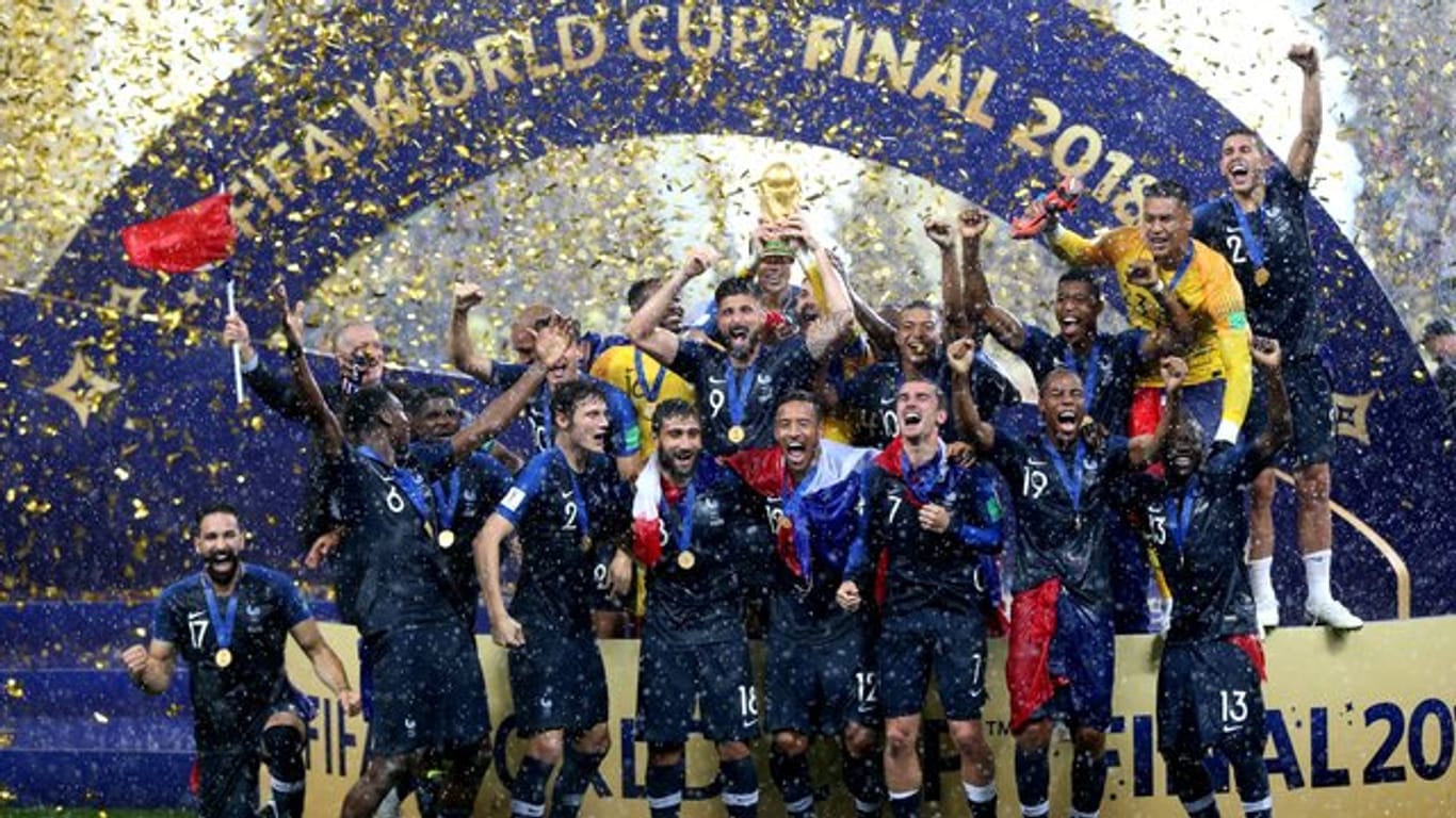 Jubel im Konfettiregen: Im Moskauer Luschnikistadion jubeln Frankreichs WM-Helden bei der Siegerehrung.