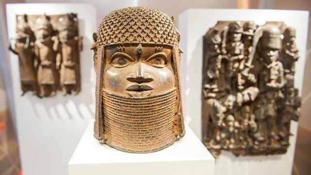 Drei Raubkunst-Bronzen aus Benin in Westafrika im Museum für Kunst und Gewerbe (MKG) in Hamburg. Drei Raubkunst-Bronzen aus Benin in Westafrika im Museum für Kunst und Gewerbe (MKG) in Hamburg.