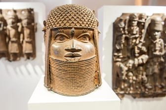 Drei Raubkunst-Bronzen aus Benin in Westafrika im Museum für Kunst und Gewerbe (MKG) in Hamburg.