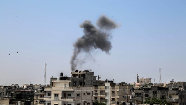 Rauchwolken nach einem Angriff auf Ziele im Gazastreifen: Am Wochenende eskalierte der Konflikt zwischen Israel und militanten Palästinensern. Rauchwolken nach einem Angriff auf Ziele im Gazastreifen: Am Wochenende eskalierte der Konflikt zwischen Israel und militanten Palästinensern.