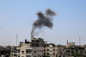 Rauchwolken nach einem Angriff auf Ziele im Gazastreifen: Am Wochenende eskalierte der Konflikt zwischen Israel und militanten Palästinensern.