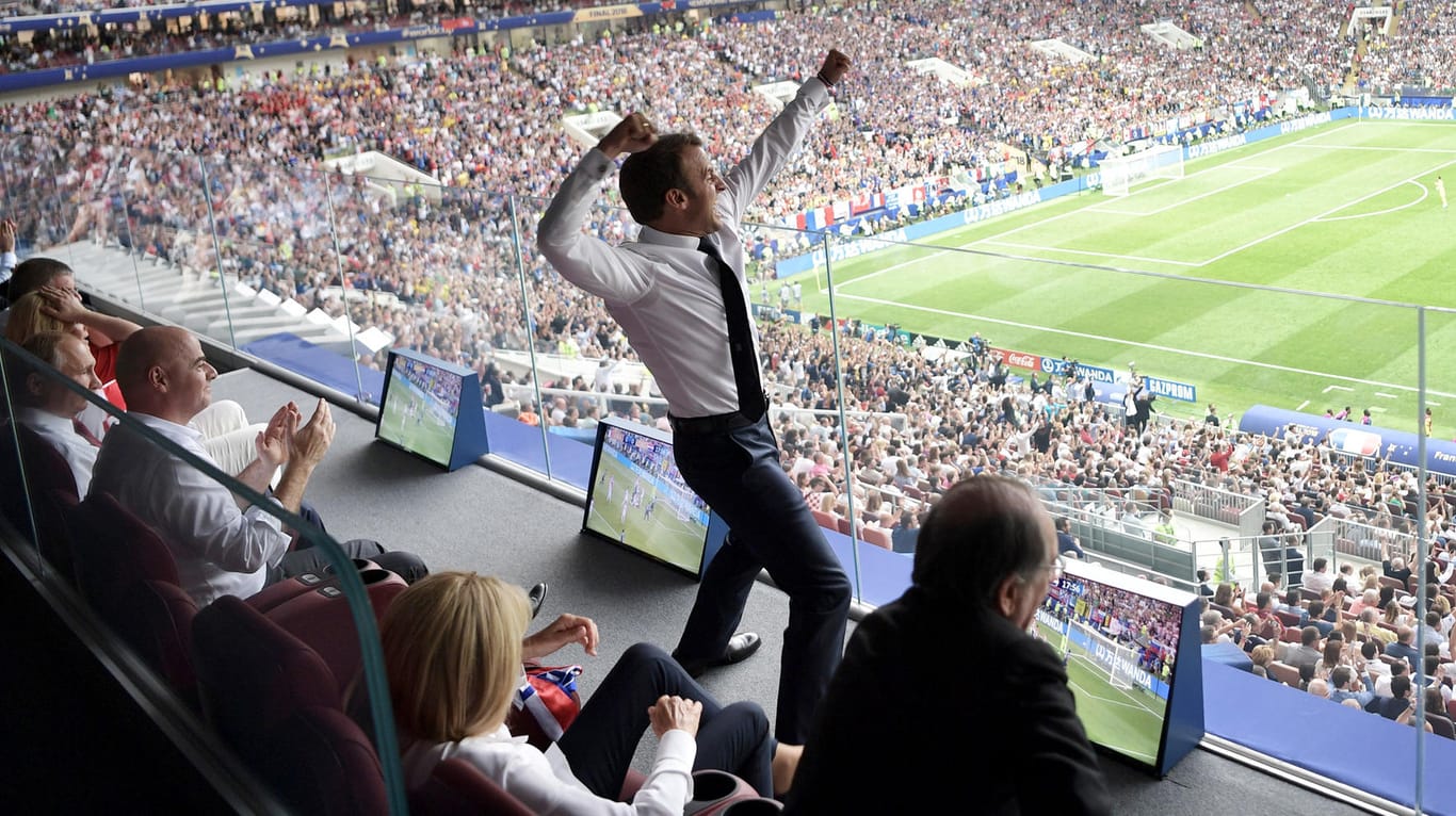 Das Bild des Endspiels? Macron bejubelt seine Franzosen von der Tribüne des Moskauer Luschniki-Stadion.