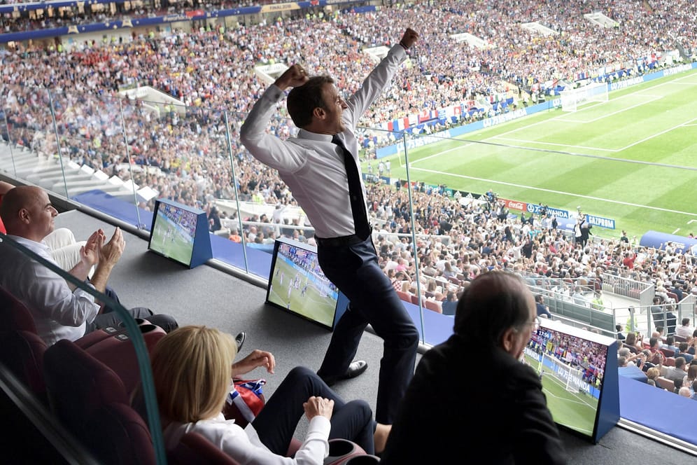 Das Bild des Endspiels? Macron bejubelt seine Franzosen von der Tribüne des Moskauer Luschniki-Stadion.