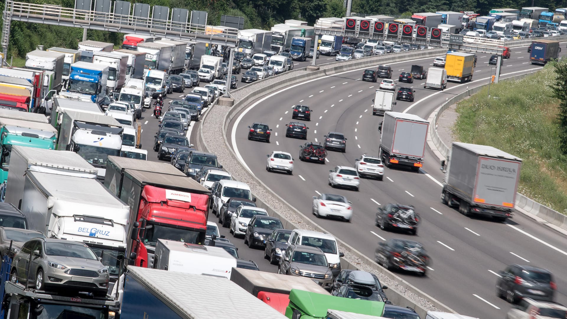 Autos und LKW stehen auf der Autobahn 8 in einem Stau