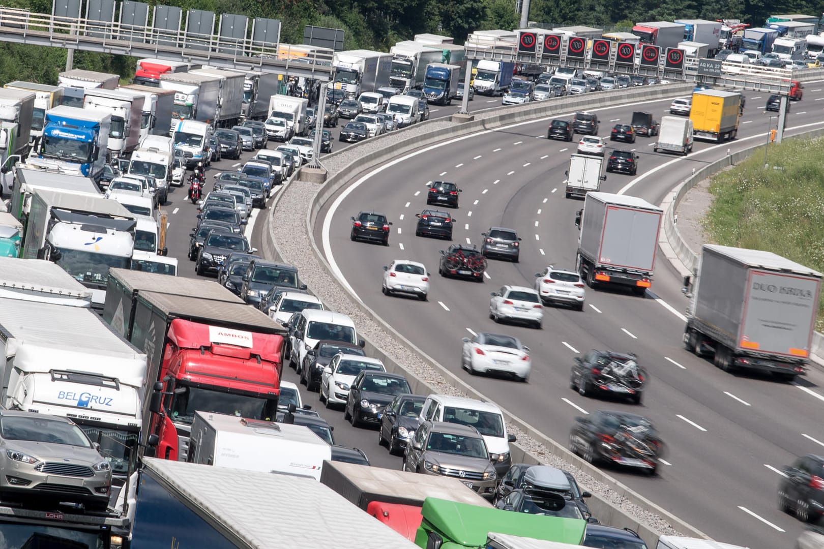 Autos und LKW stehen auf der Autobahn 8 in einem Stau