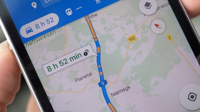Für viele Autofahrer ist das Smartphone mittlerweile eine häufig genutzte Quelle für Verkehrshinweise. Für viele Autofahrer ist das Smartphone mittlerweile eine häufig genutzte Quelle für Verkehrshinweise.