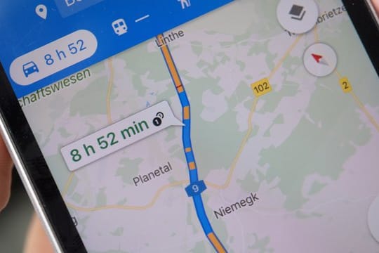 Für viele Autofahrer ist das Smartphone mittlerweile eine häufig genutzte Quelle für Verkehrshinweise.