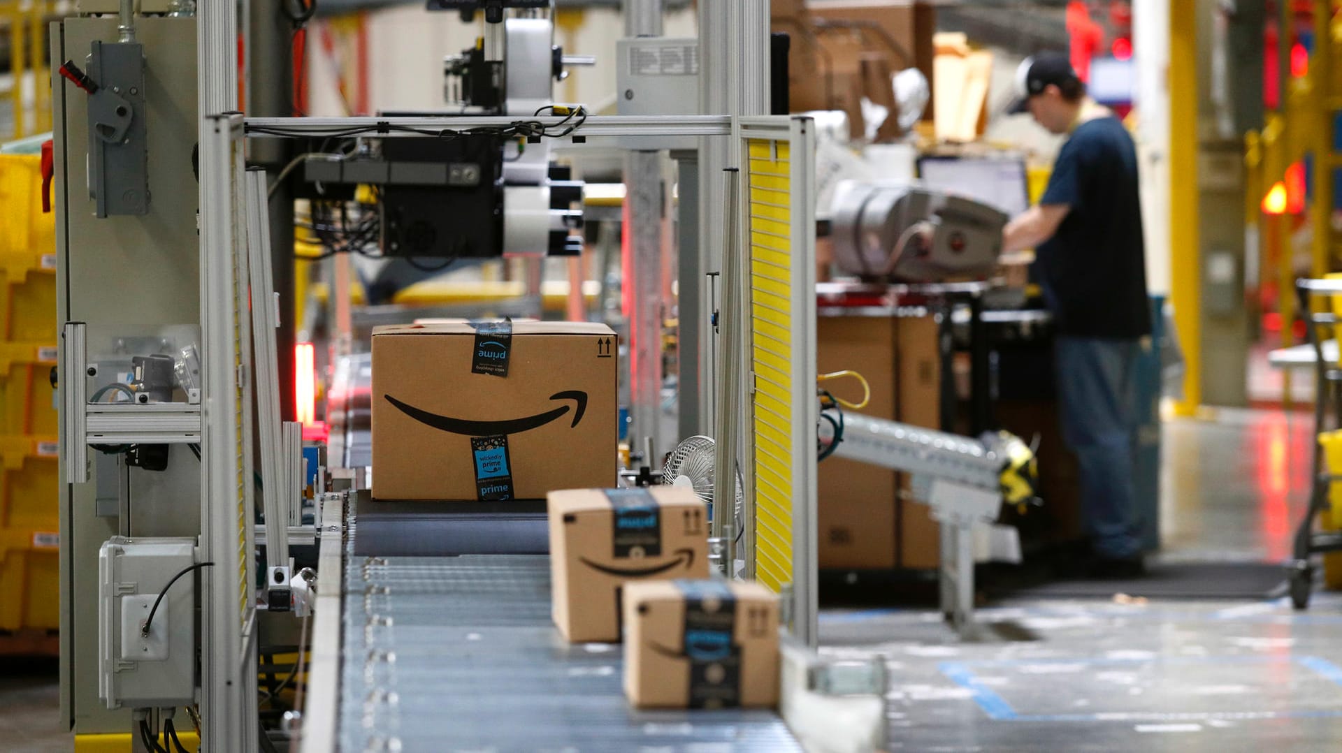 Amazon-Pakete auf dem Förderband: Mit dem Einkaufs-Event Prime Day kurbelt der Online-Riese seine Geschäfte an. Amazon-Pakete auf dem Förderband: Mit dem Einkaufs-Event Prime Day kurbelt der Online-Riese seine Geschäfte an.