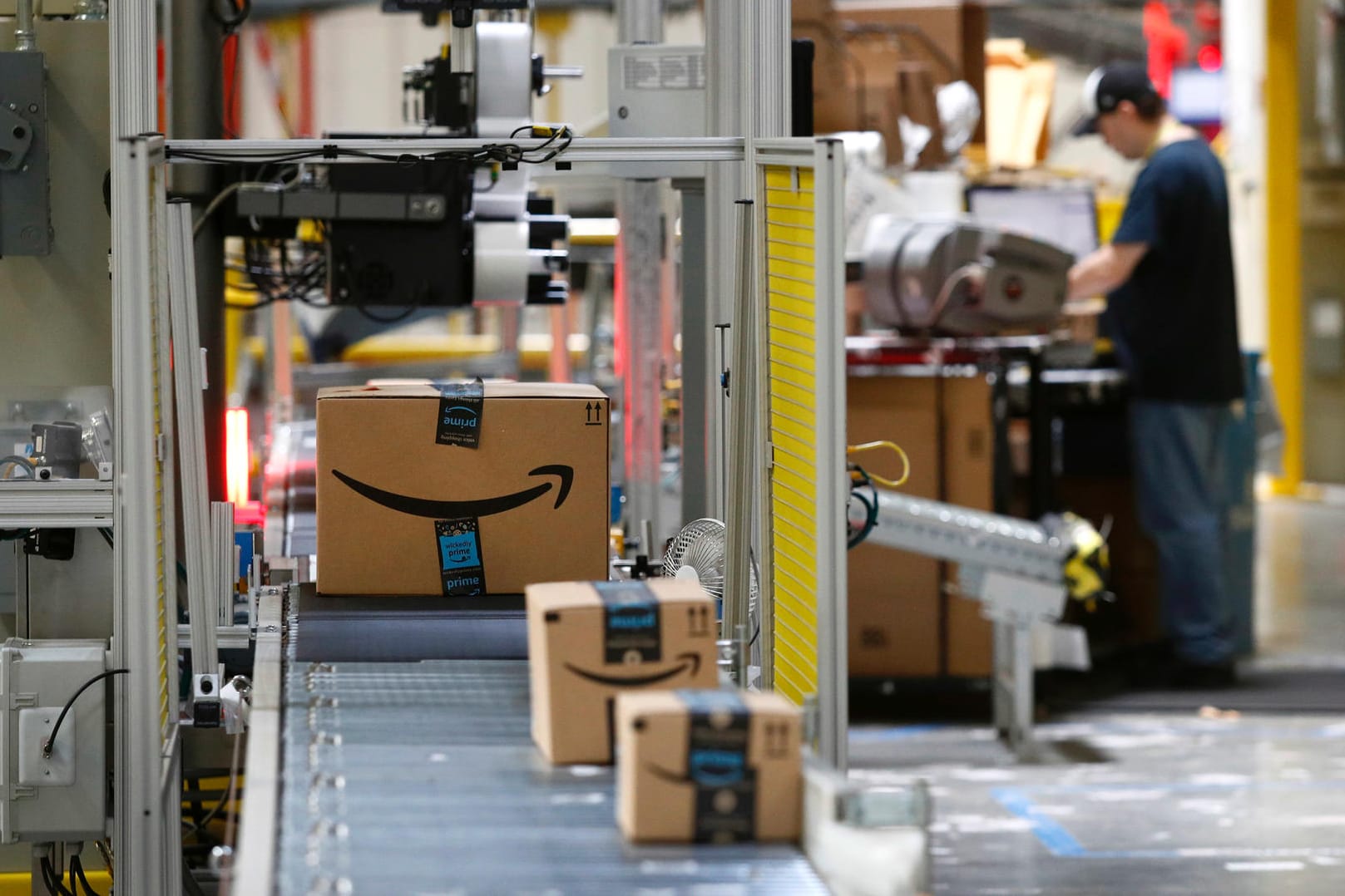 Amazon-Pakete auf dem Förderband: Mit dem Einkaufs-Event Prime Day kurbelt der Online-Riese seine Geschäfte an.