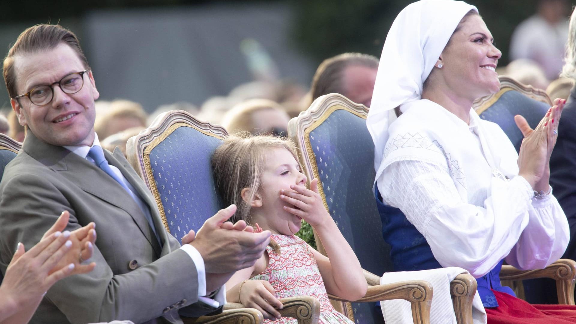 Gähnend langweilig: Papa und Mama klatschen, Prinzessin Estelle ist müde.