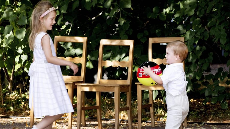 Geschwisterzeit: Prinzessin Estelle und Prinz Oscar spielen zusammen.