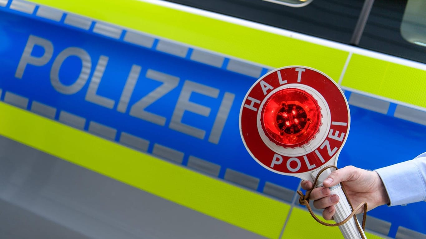 Autobahnpolizei im Einsatz: Eine Streife griff den jungen Mann auf, als er die A 67 bei Büttelborn zu Fuß überquerte. Ein Ermittlungsverfahren wurde eingeleitet.