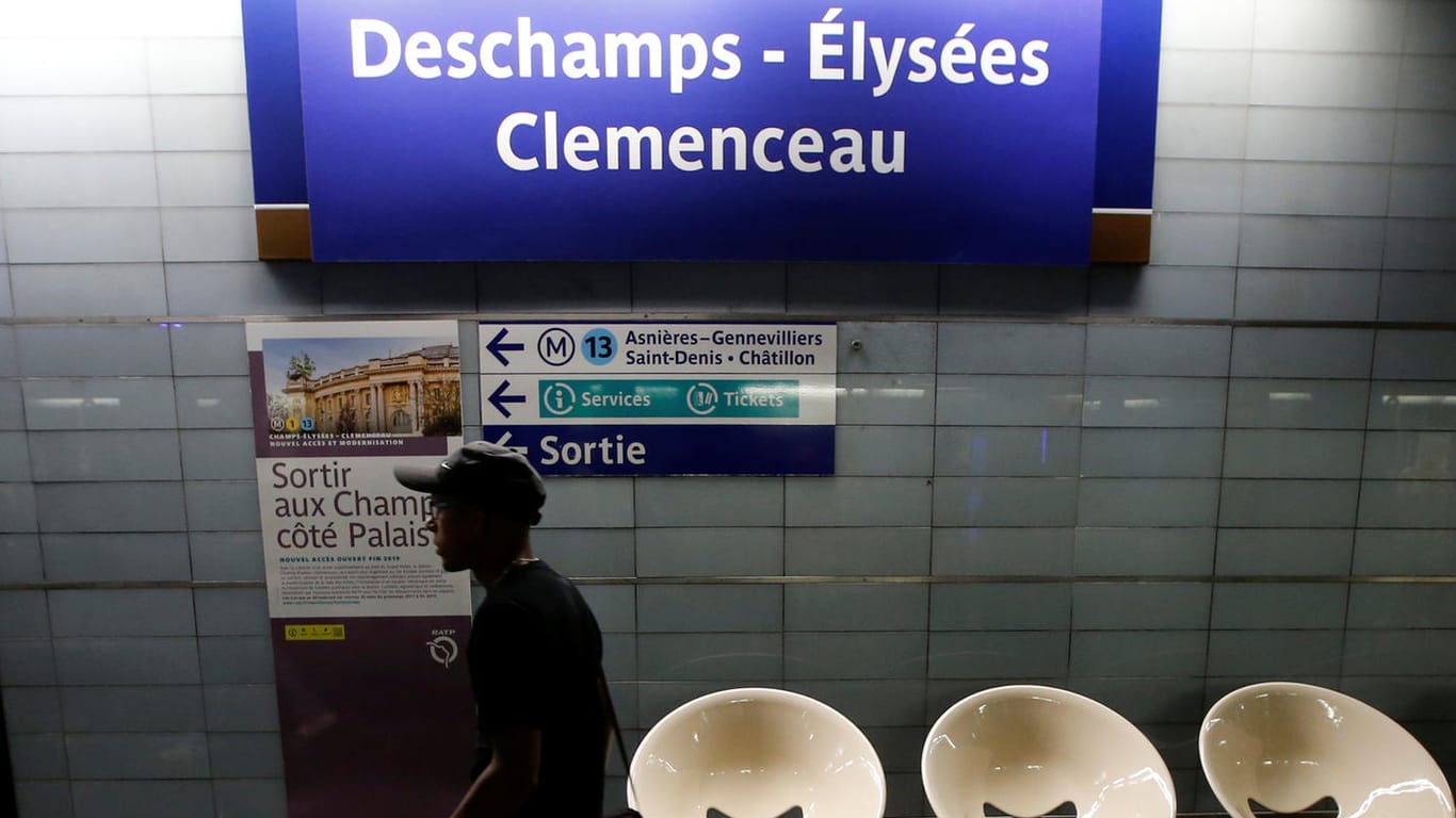 Aus der Metro-Station "Champs-Élysées - Clemenceau" wird zu Ehren von Frankreichs Trainer Didier Deschamps "Deschamps-Élysées - Clemenceau".