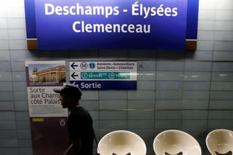 Aus der Metro-Station "Champs-Élysées - Clemenceau" wird zu Ehren von Frankreichs Trainer Didier Deschamps "Deschamps-Élysées - Clemenceau".