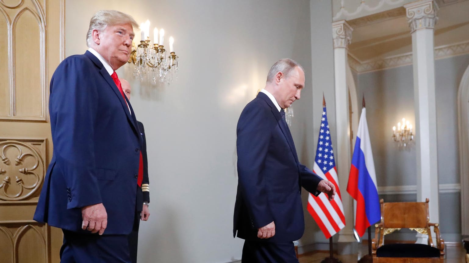 Donald Trump und Wladimir Putin: Der russische Präsident ließ seinen amerikanischen Amtskollegen fast eine Stunde lang warten. Donald Trump und Wladimir Putin: Der russische Präsident ließ seinen amerikanischen Amtskollegen fast eine Stunde lang warten.