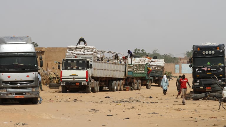 Lastwagen in der nigrischen Stadt Agadez (Symbolbild): In Libyen sind über 90 Menschen aus einem Kühllaster befreit worden.