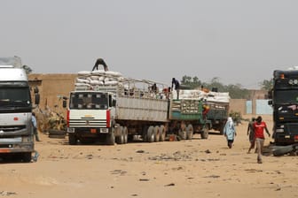Lastwagen in der nigrischen Stadt Agadez (Symbolbild): In Libyen sind über 90 Menschen aus einem Kühllaster befreit worden.