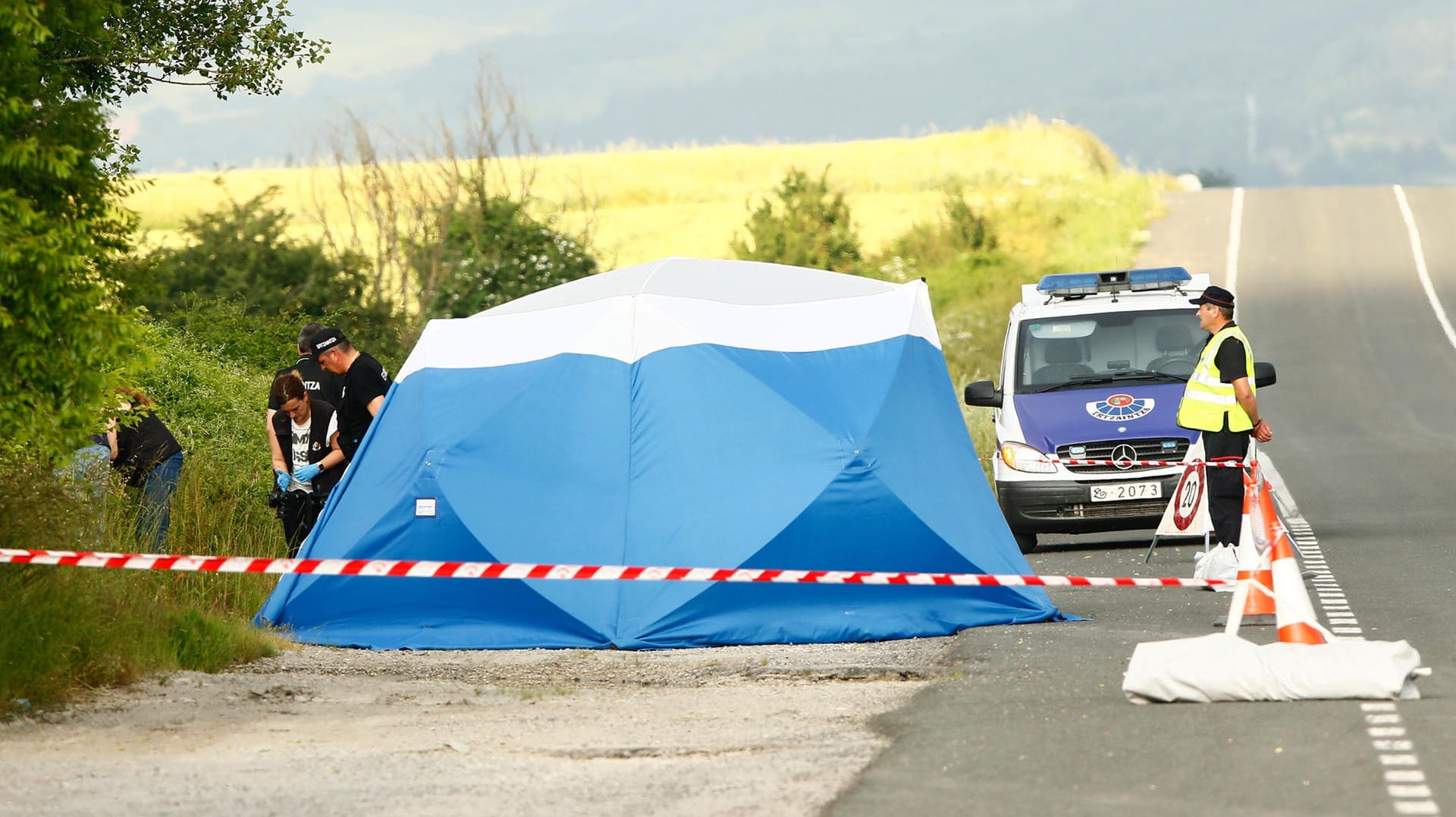 Asparrena in Nordspanien: Polizisten sichern am Fundort der Leiche von Sophia L. Spuren. Asparrena in Nordspanien: Polizisten sichern am Fundort der Leiche von Sophia L. Spuren.
