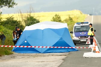 Asparrena in Nordspanien: Polizisten sichern am Fundort der Leiche von Sophia L. Spuren.