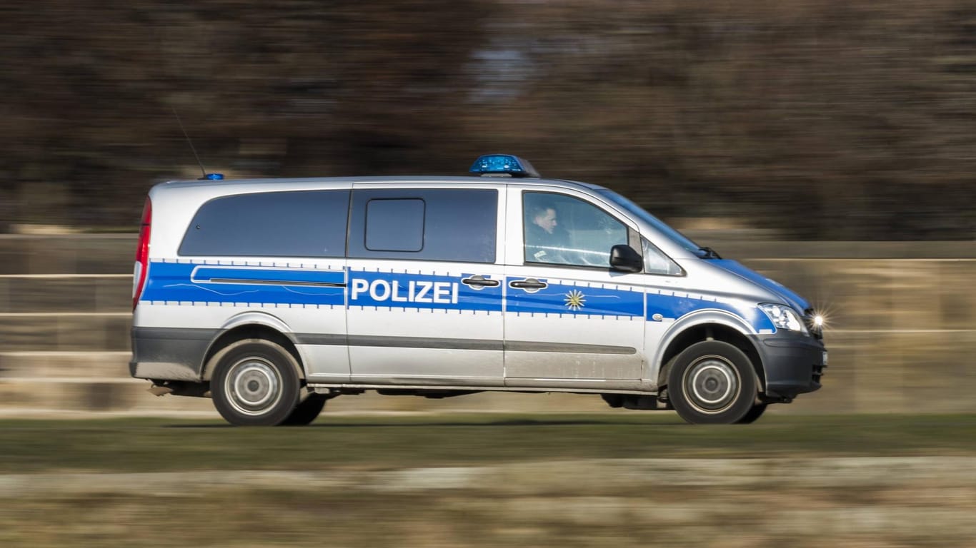 Polizeiauto fährt am Elbufer in Dresden entlang: Ein 10-jähriges Kind ist Wiederbelebungsversuchen zum Trotz bei einem Badeunfall in der Elbe verstorben.