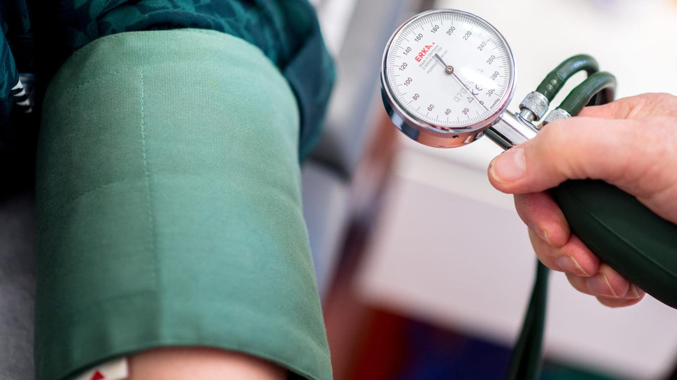 Blutdruck wird gemessen: Wie qualifiziert der eigene Hausarzt ist, können Laien nur schwer beurteilen.