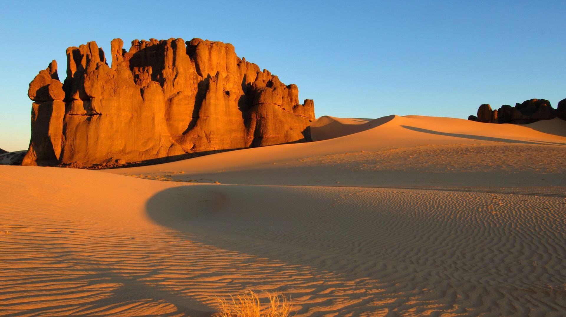 Felsen in der Sahara: Algerien wird vorgeworfen, hunderte Migranten in der Wüste ausgesetzt zu haben. Innenminister Noureddine Bedoui dementierte die Vorwürfe.