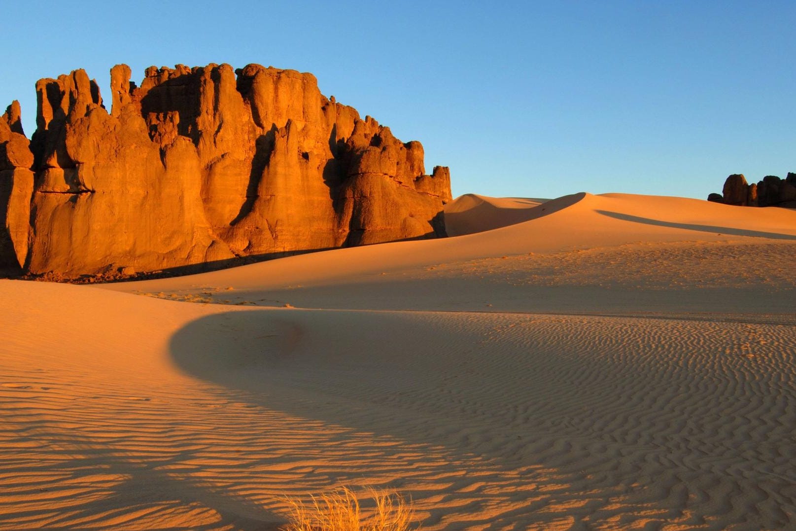 Felsen in der Sahara: Algerien wird vorgeworfen, hunderte Migranten in der Wüste ausgesetzt zu haben. Innenminister Noureddine Bedoui dementierte die Vorwürfe.
