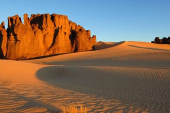 Felsen in der Sahara: Algerien wird vorgeworfen, hunderte Migranten in der Wüste ausgesetzt zu haben. Innenminister Noureddine Bedoui dementierte die Vorwürfe.