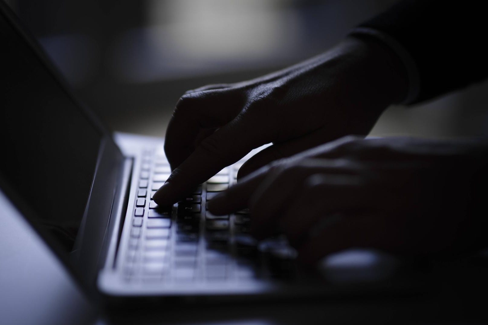 Tippende Hände im Dunkeln: Für sein betrügerisches Handeln soll der 29-Jährige auf gehackte Kunden-Accounts zugegriffen haben.