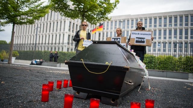 Menschen gedenken vor dem Bundesinnenministerium mit einem symbolischen Sarg Jamal Nasser M. Menschen gedenken vor dem Bundesinnenministerium mit einem symbolischen Sarg Jamal Nasser M.