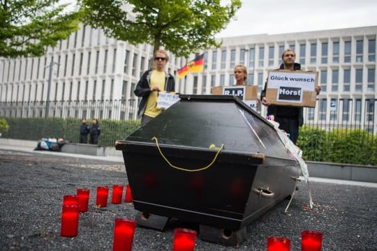 Menschen gedenken vor dem Bundesinnenministerium mit einem symbolischen Sarg Jamal Nasser M.