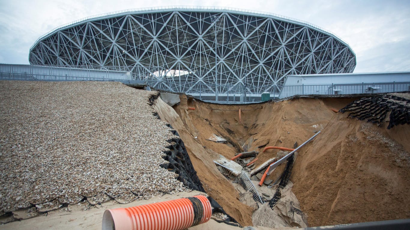Erdrutsch an der Wolgograd Arena: Vor den Toren des Stadions ist ein tiefer Krater in die Erde gerissen worden.