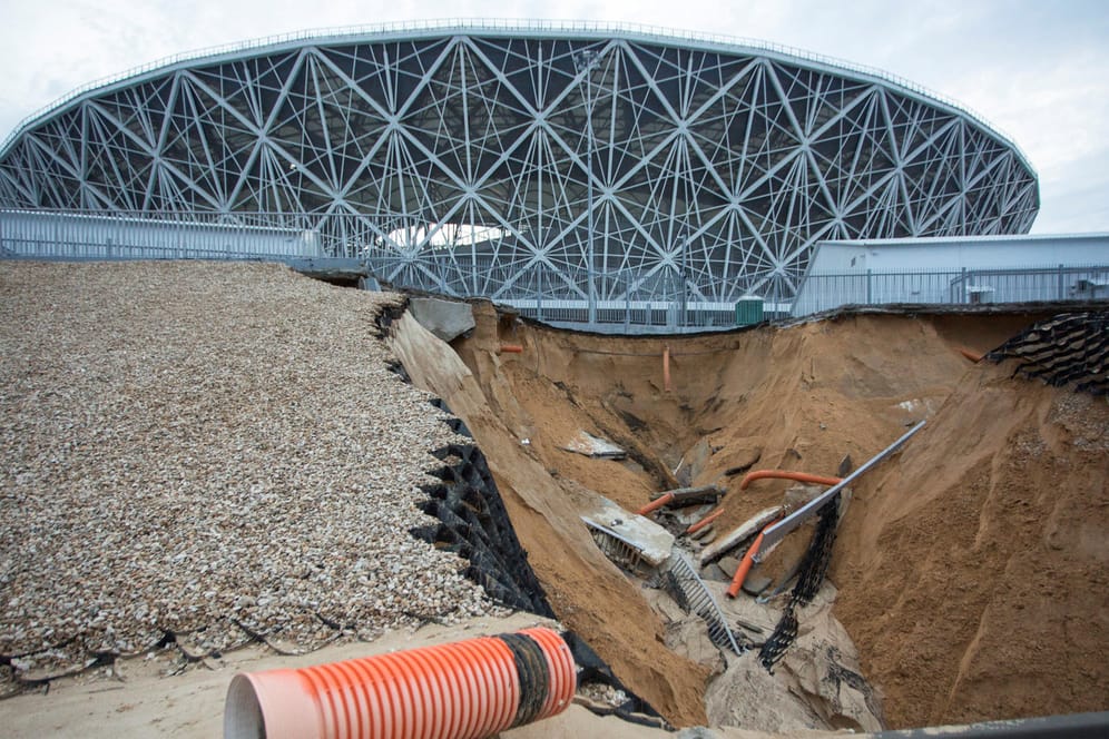 Erdrutsch an der Wolgograd Arena: Vor den Toren des Stadions ist ein tiefer Krater in die Erde gerissen worden.