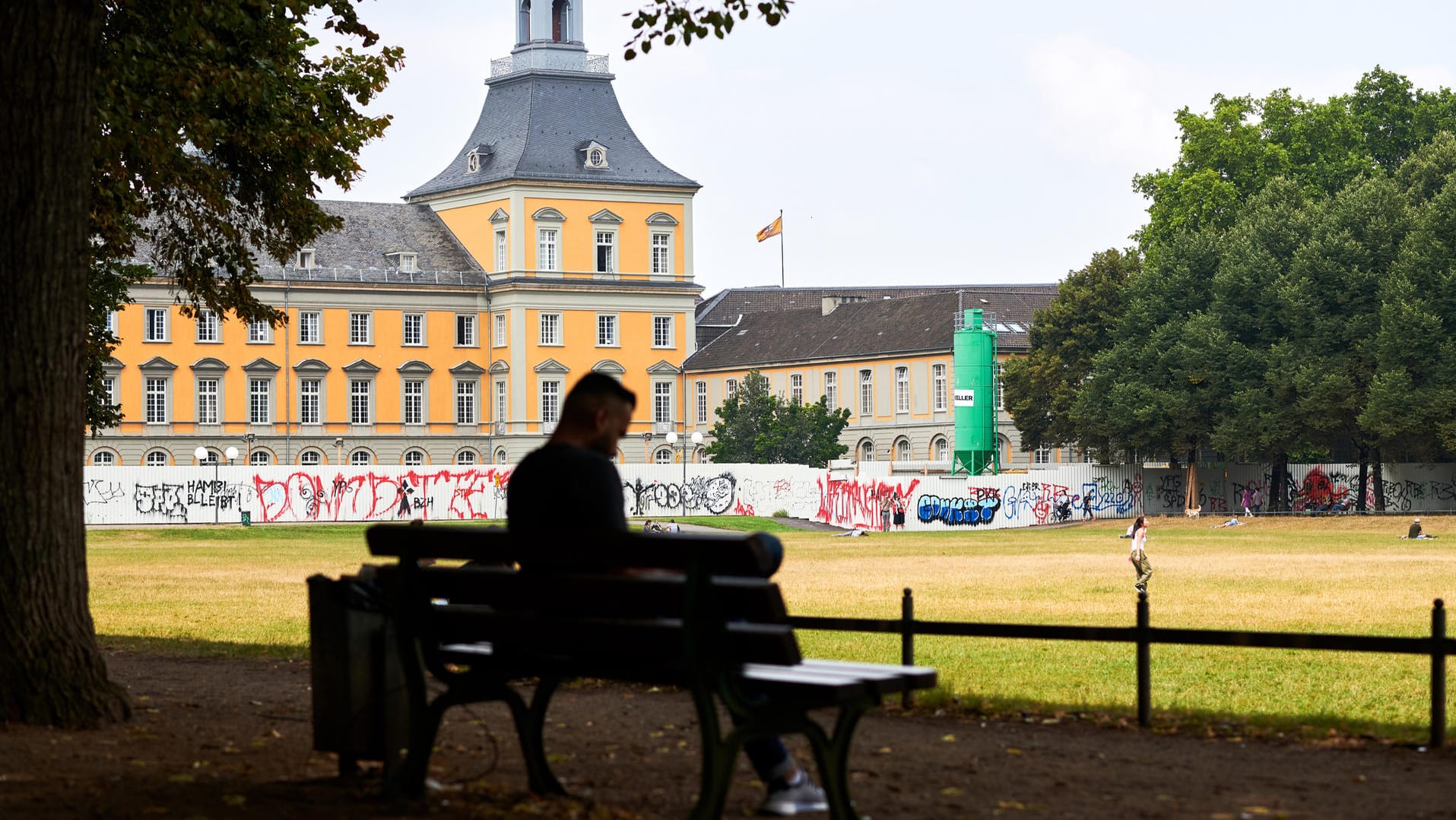 Im Bonner Hofgarten wurde ein israelischer Hochschulprofessor aus den USA attackiert. Im Bonner Hofgarten wurde ein israelischer Hochschulprofessor aus den USA attackiert.
