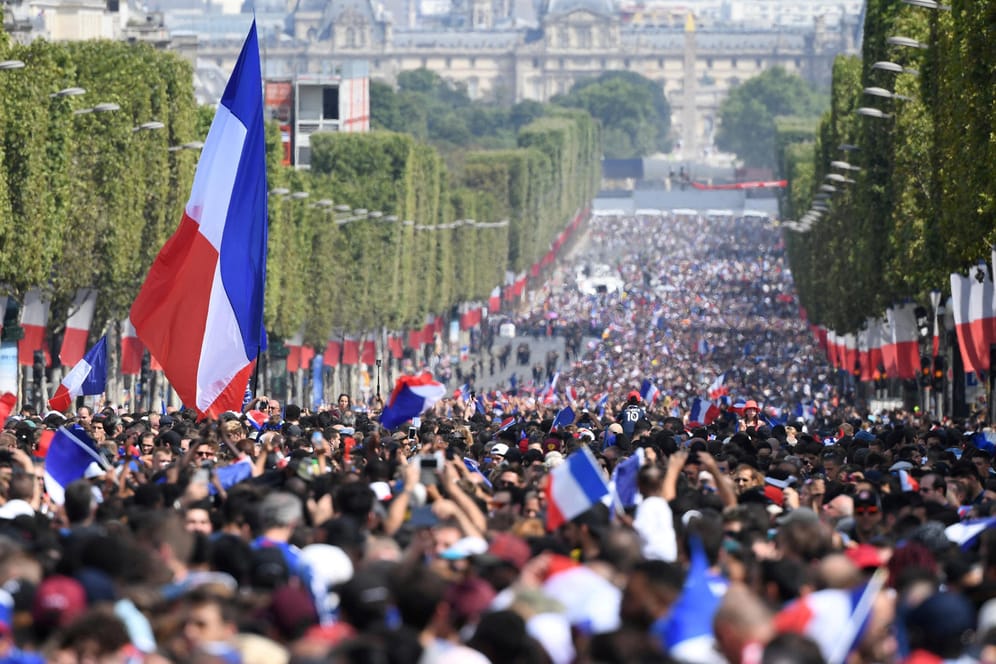 Hundertausende Fans säumen die Champs-Elysees in Paris.