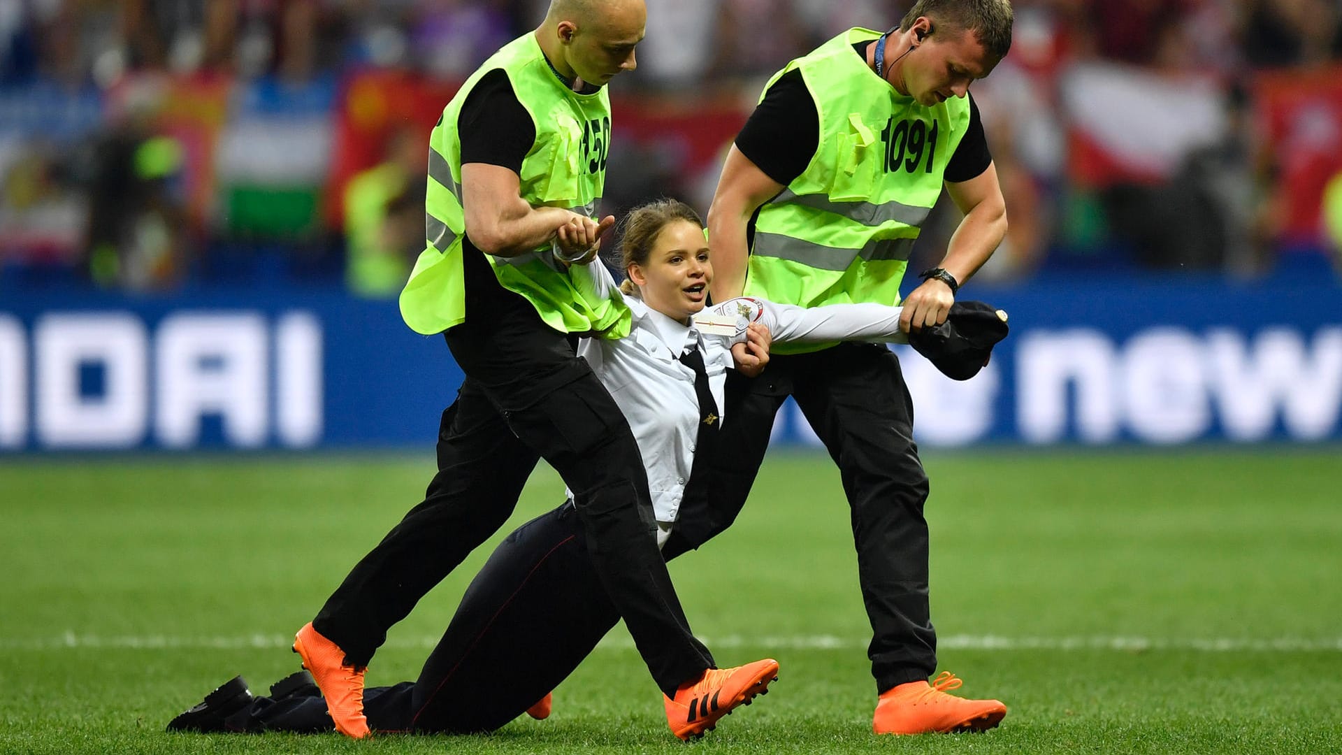 Flitzerin beim WM-Endspiel: Veronika Nikulschina wird von Ordnungsleuten vom Spielfeld getragen.